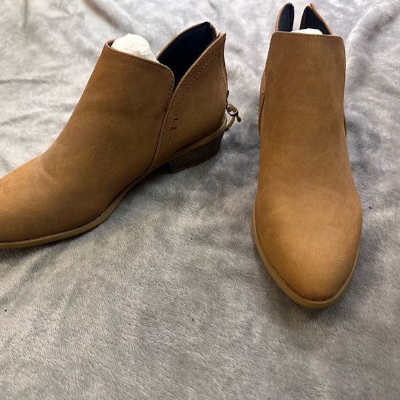 not sire Shoes - Elegant Tan Ankle Booties